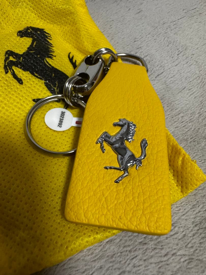 Ferrari イエロー レザー キーホルダー