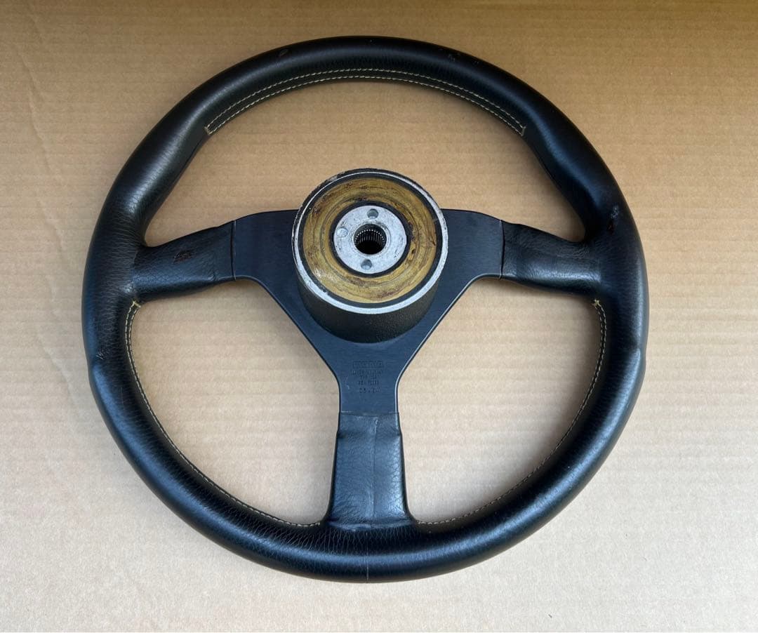 MOMO ブラックレザー ステアリング イタリア製 V35 KBA 70068