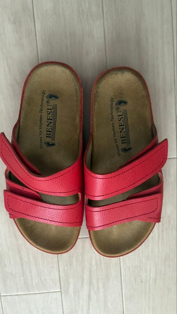 ベネッシュ BENESU 外履きサンダル 24㎝ 赤