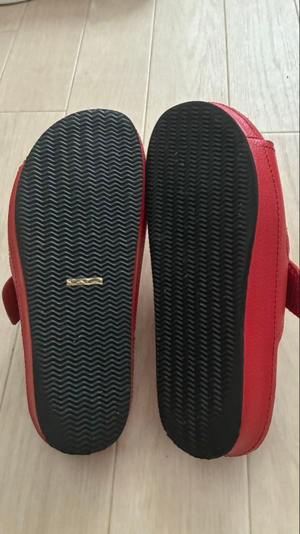 ベネッシュ BENESU 外履きサンダル 24㎝ 赤