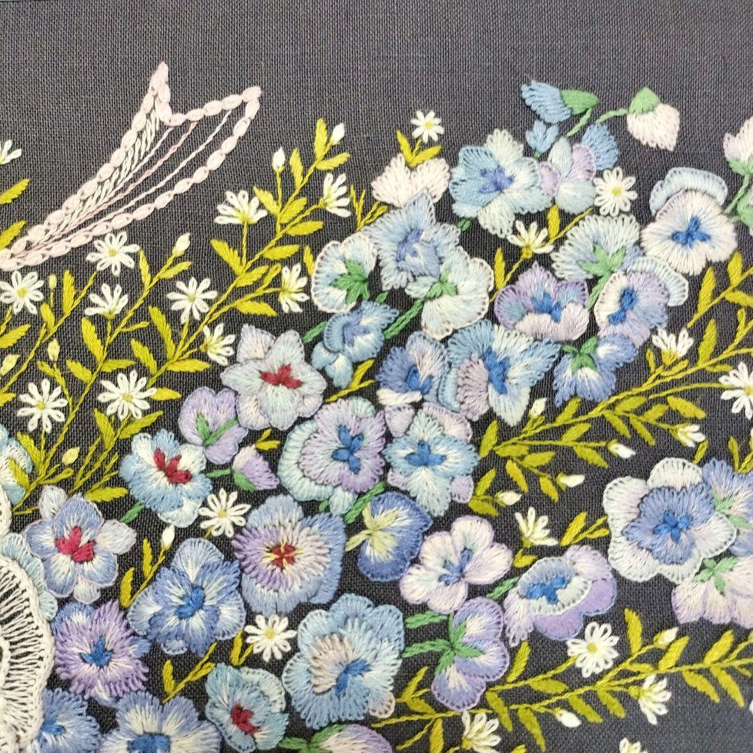 戸塚刺繍　デルフィニウムと孔雀草　フレームつき　ハンドメイド