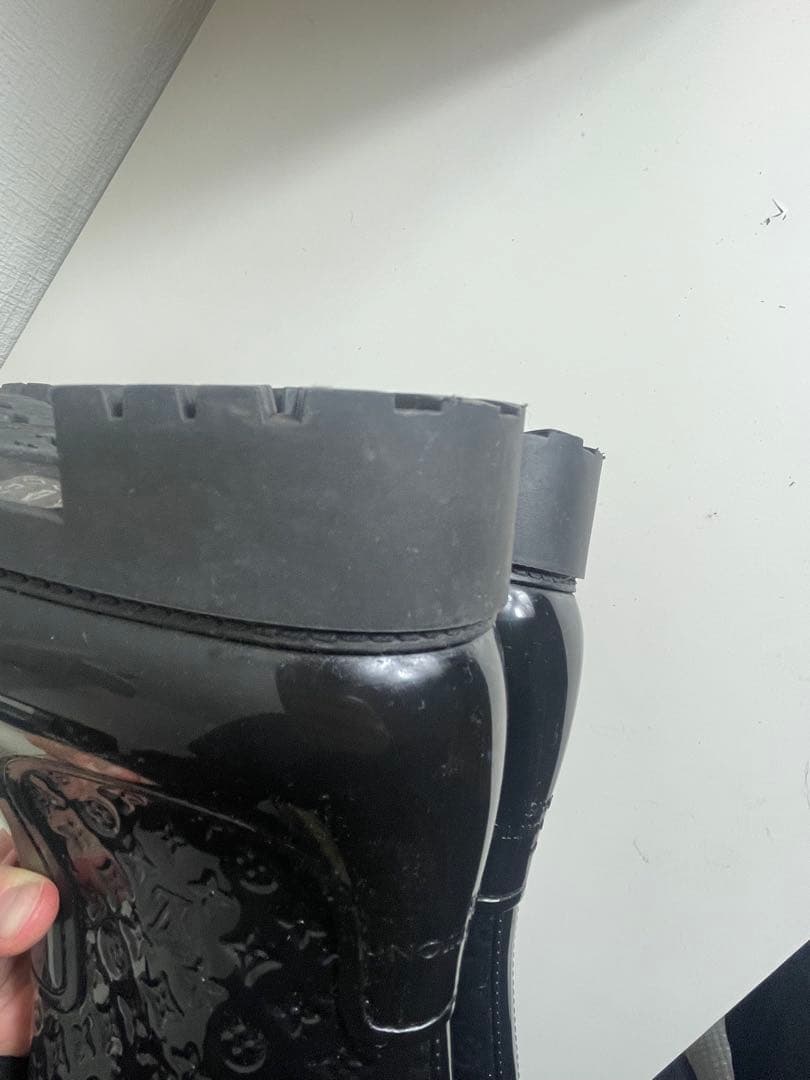 黒のロゴパターンラバーブーツ