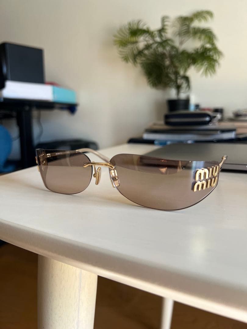miu miu サングラス グレー レンズ ゴールド フレーム