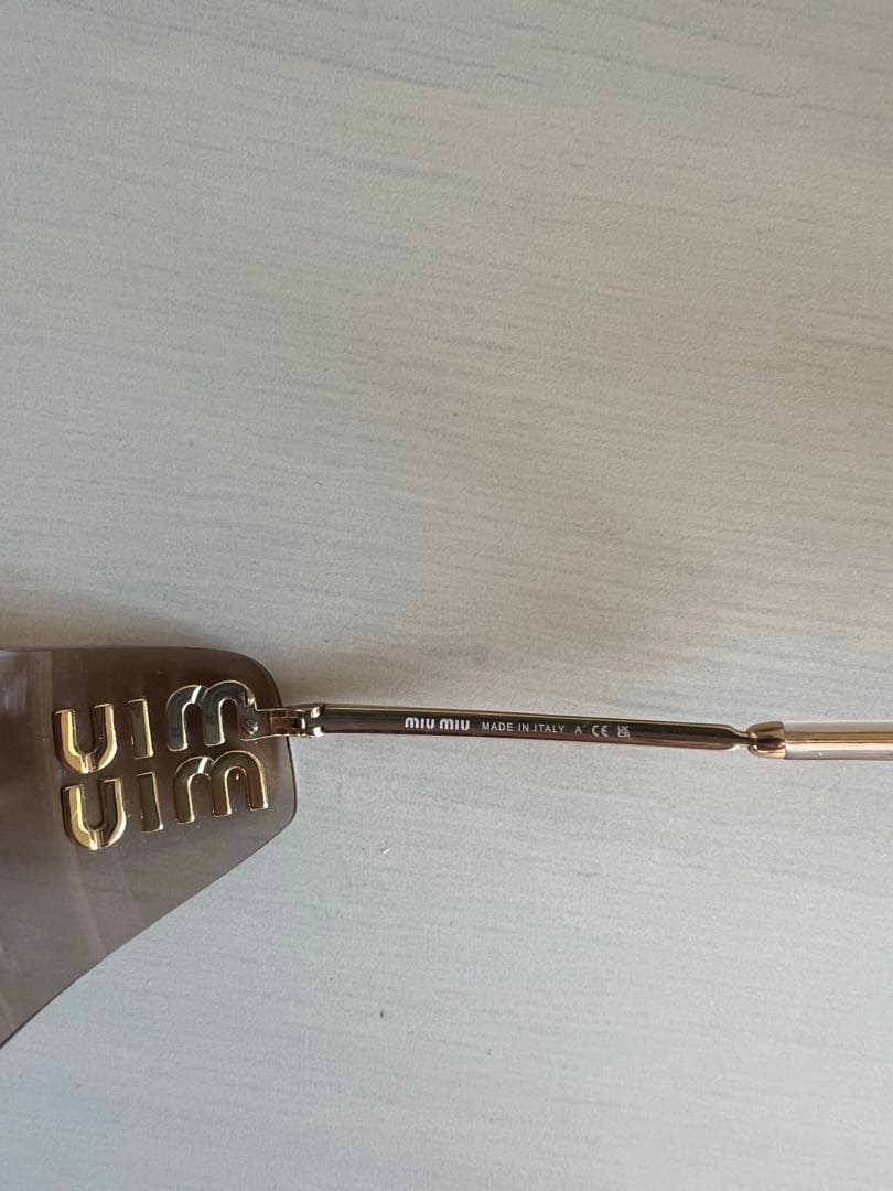 miu miu サングラス グレー レンズ ゴールド フレーム