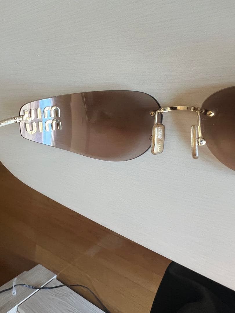 miu miu サングラス グレー レンズ ゴールド フレーム