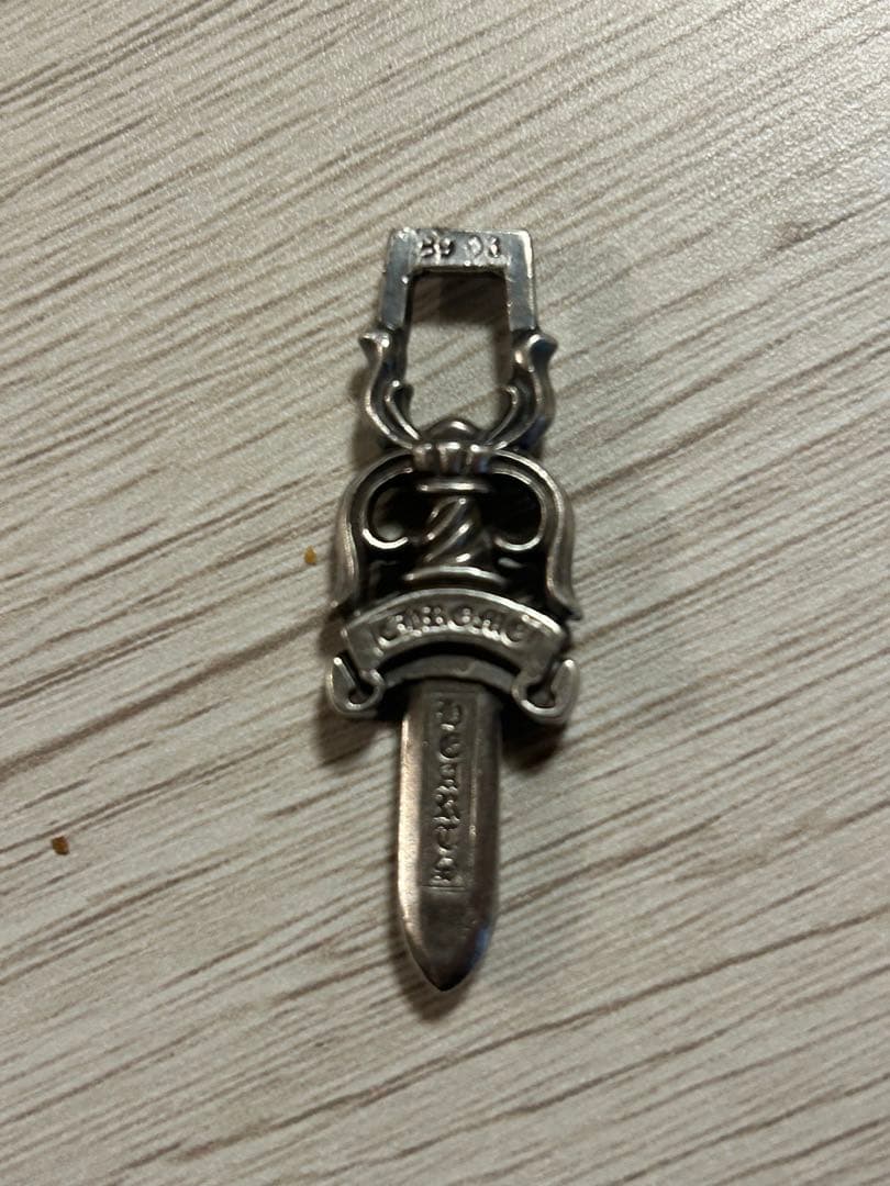 剣の形の金属製ペンダント