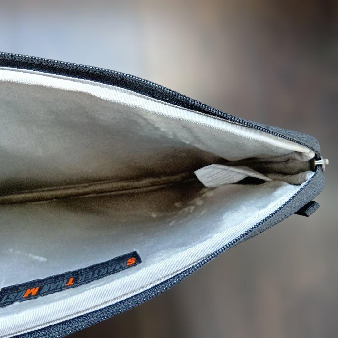 stm Myth フリース裏地つきラップトップスリーブ　13インチ