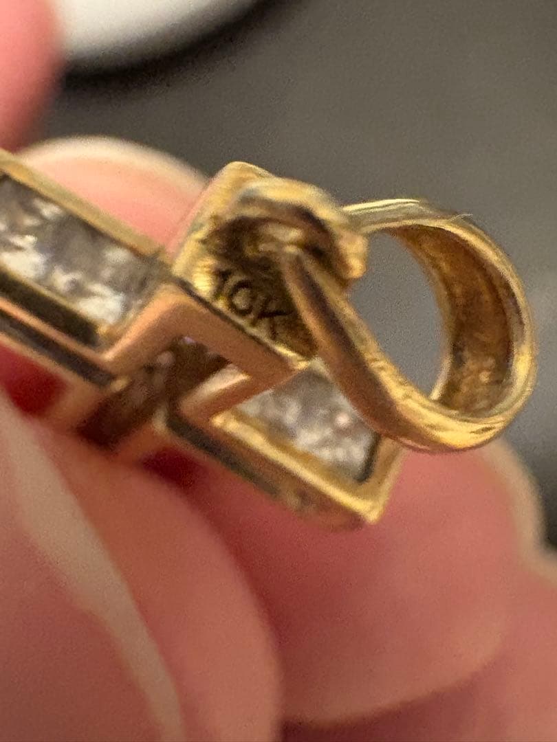 アヴァランチ K10 イエローゴールド クロス ジルコニア ペンダント トップ