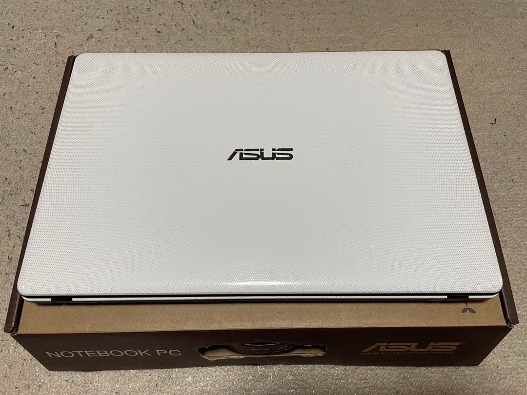 ASUS K550C ノートパソコン Intel Core i3 4GB