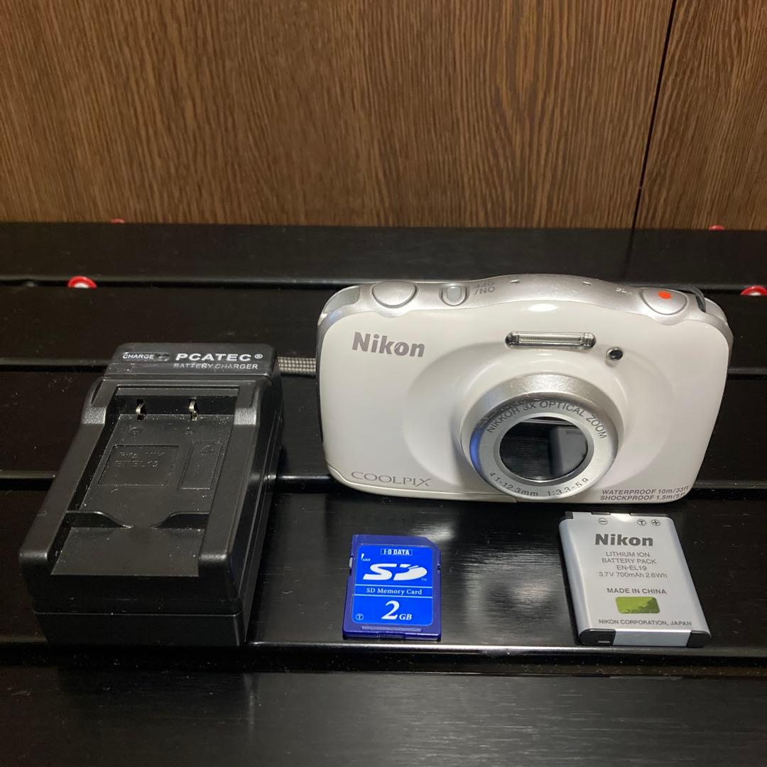 美品　Nikon COOLPIX S33 ホワイト SDカード&充電器付