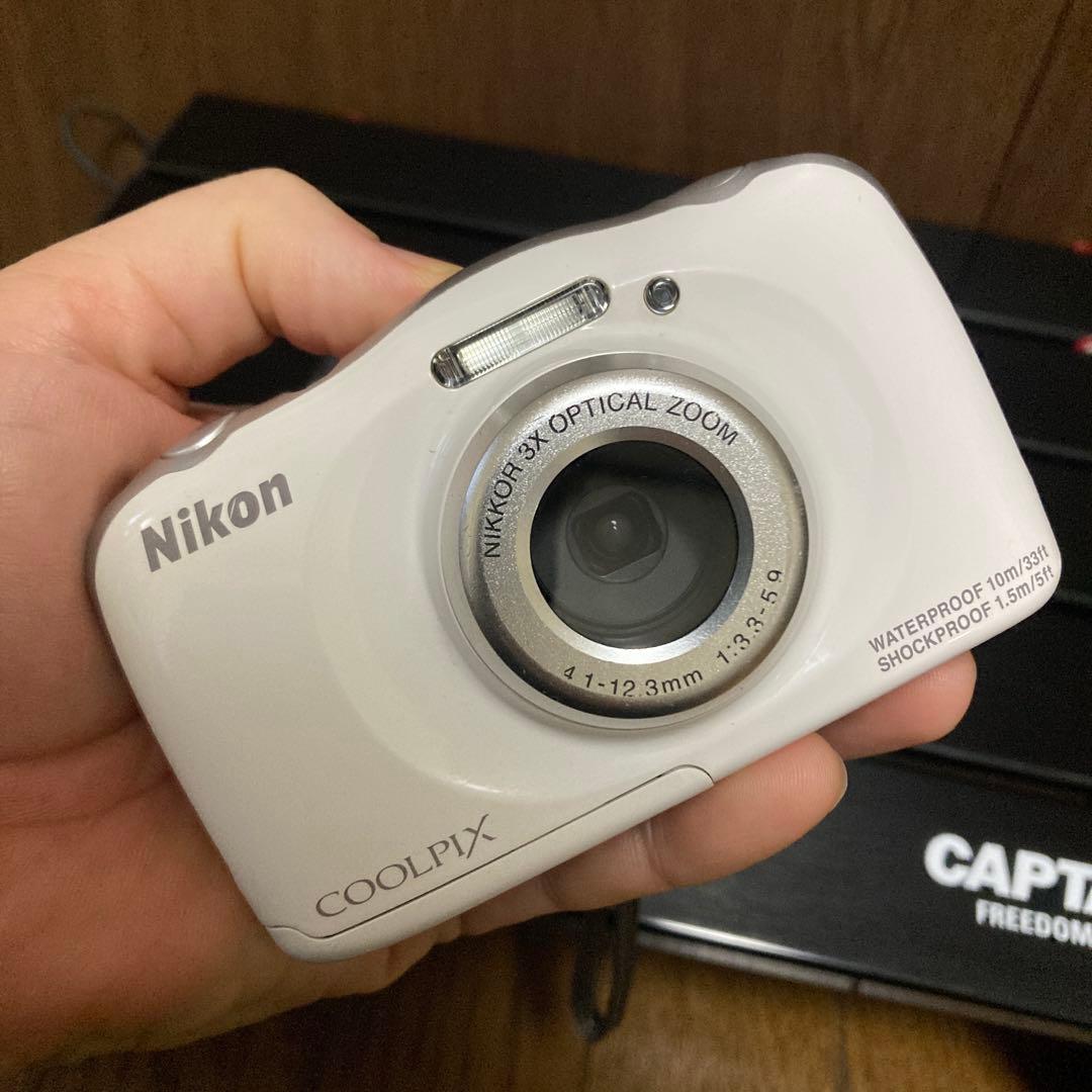 美品　Nikon COOLPIX S33 ホワイト SDカード&充電器付