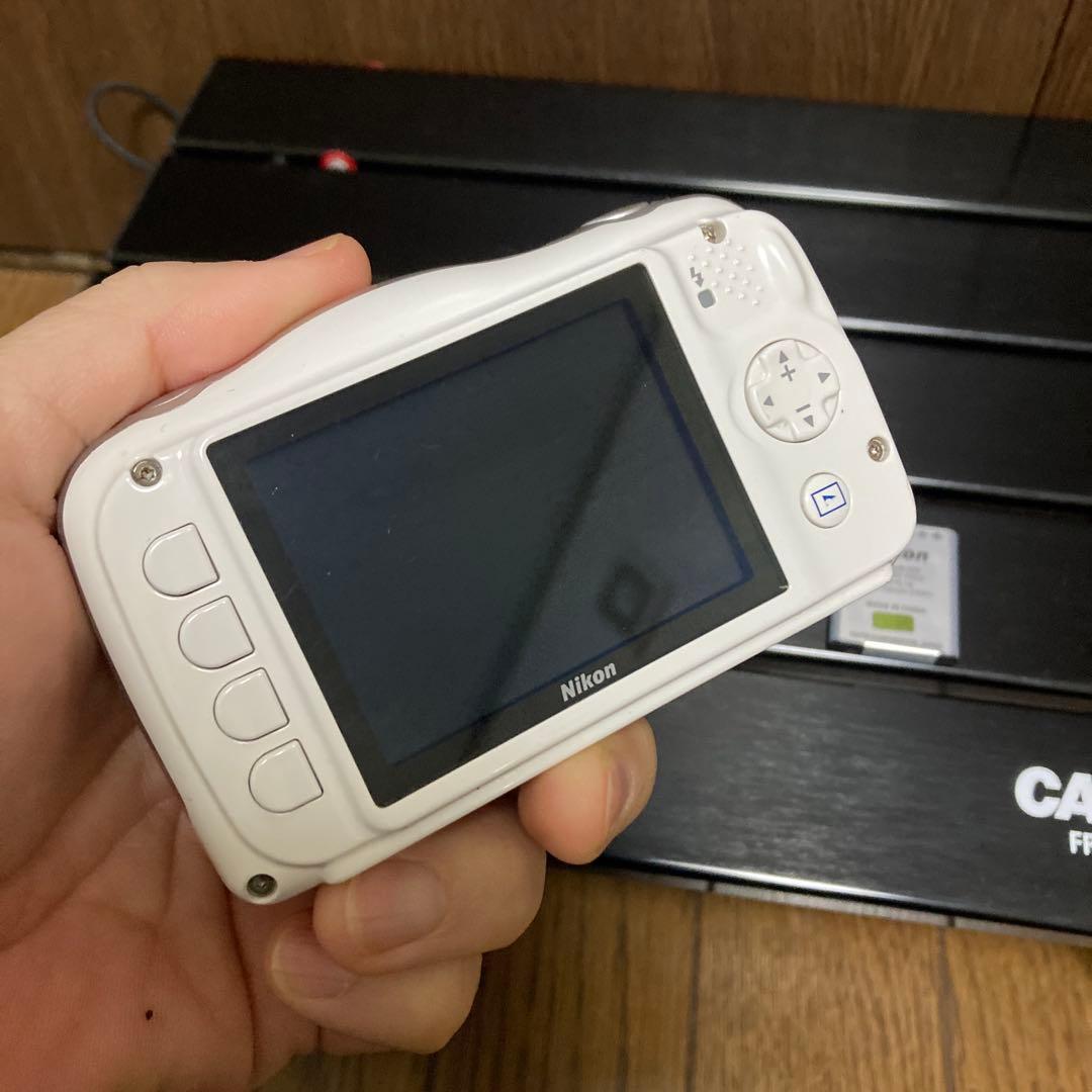 美品　Nikon COOLPIX S33 ホワイト SDカード&充電器付