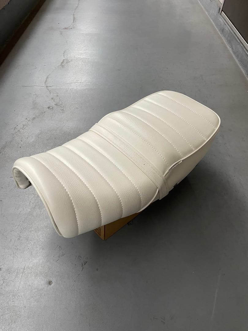 エイプ50.100 タックロールシート　鋲打ち　白