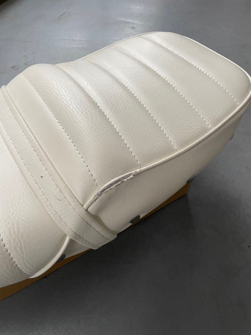 エイプ50.100 タックロールシート　鋲打ち　白