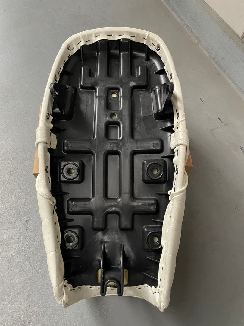 エイプ50.100 タックロールシート　鋲打ち　白