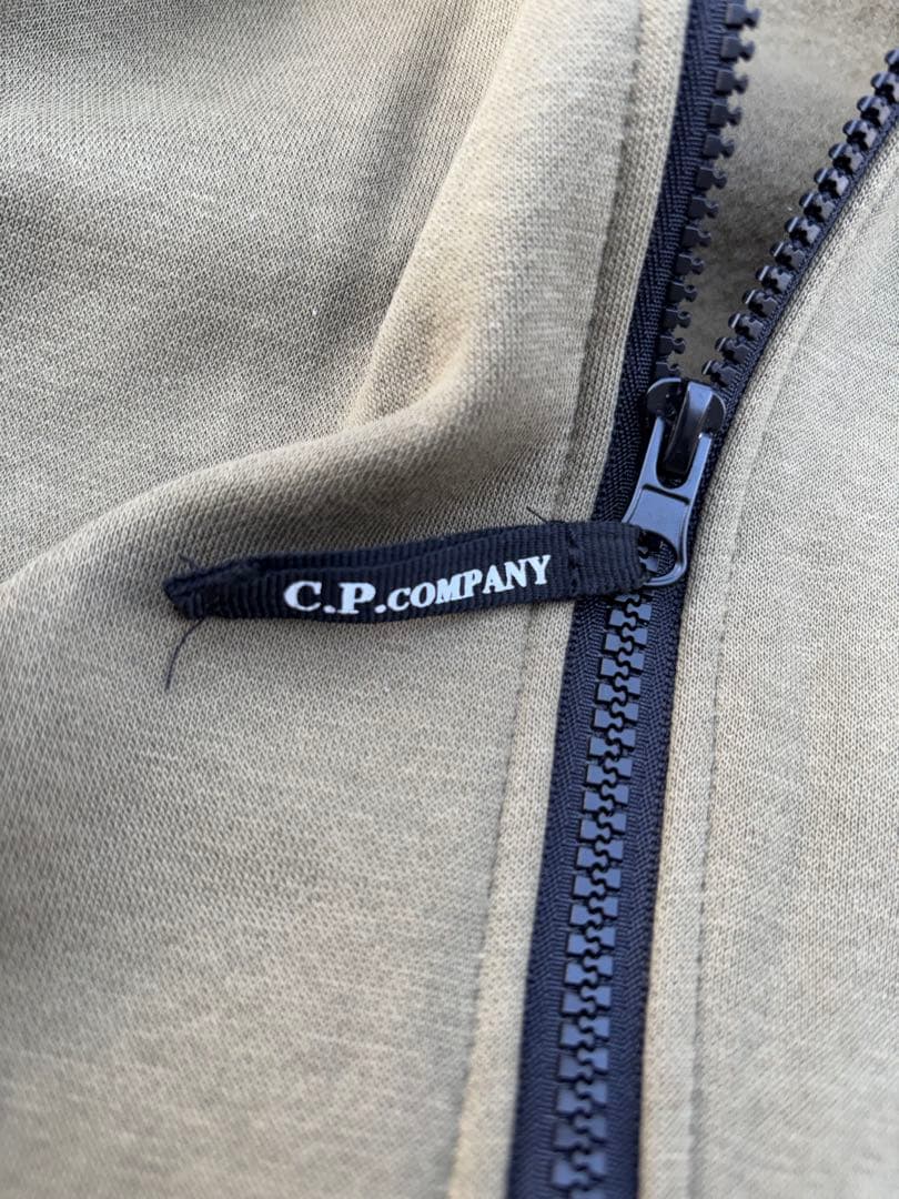C.P. COMPANY ゴーグル付きパーカー カーキ