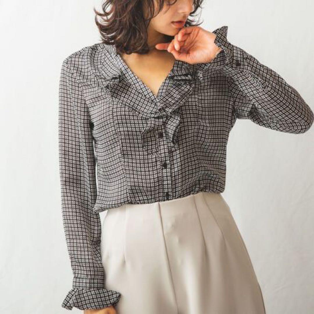 新品　ナラカミーチェ　サテン幾何プリントフリル長袖ブラウス　サイズ４　3L 15