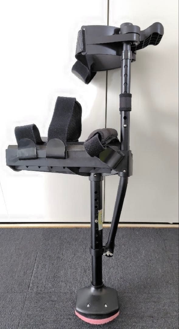 ひざで支える松葉杖　膝松葉杖　ハンズフリー