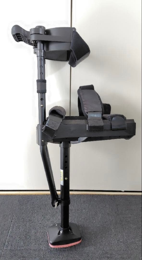 ひざで支える松葉杖　膝松葉杖　ハンズフリー