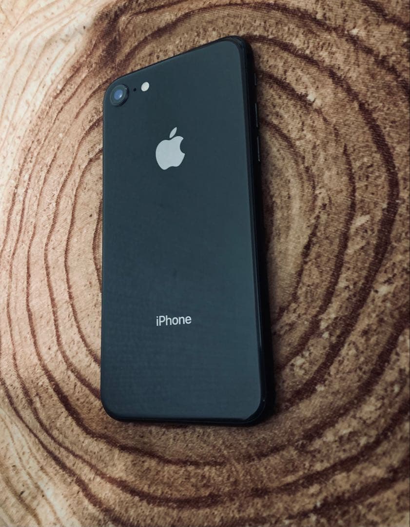 良品　SIMロック解除済　Apple iPhone8