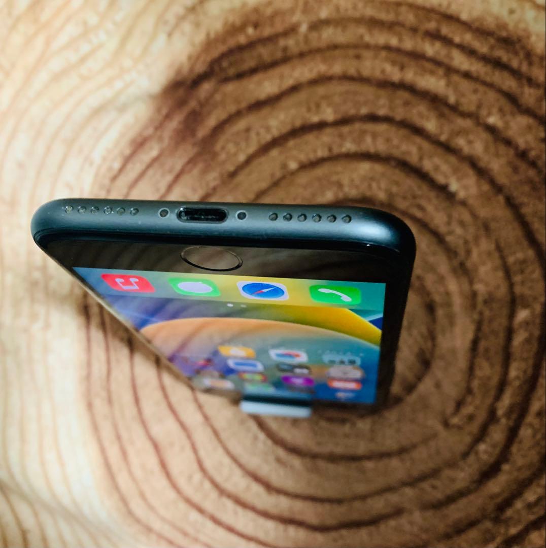 良品　SIMロック解除済　Apple iPhone8