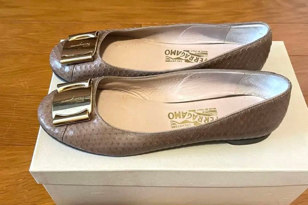 ちいちゃん専用美品　フェラガモ バックル　フラットシューズ