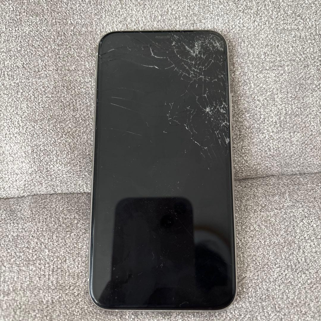 iPhone 11 Pro シルバー 画面ひびあり