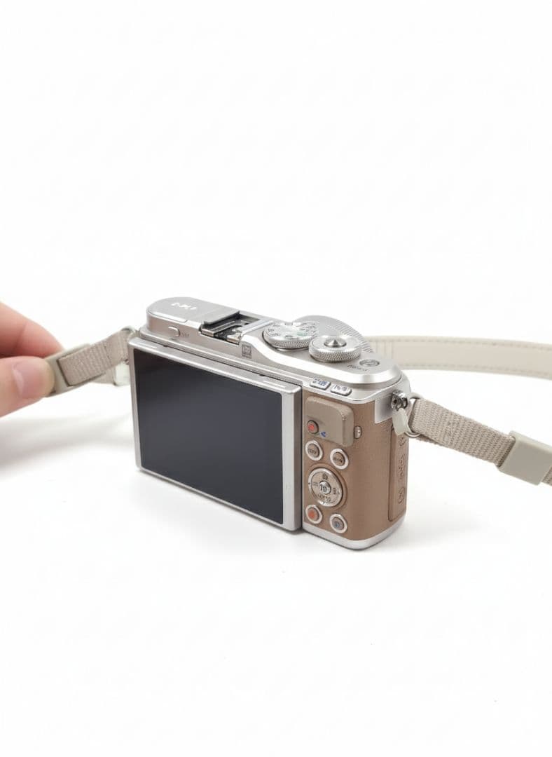 美品☆OLYMPUS PEN E-PL9 ミラーレス一眼 シルバー/ブラウン