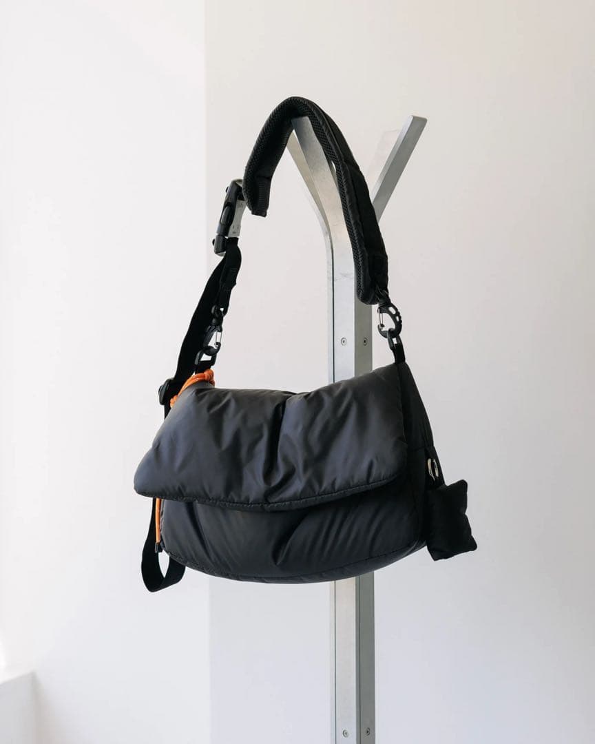 バッグ CLESSTE PADDED FLAP HOLIDAY BAG(BLACK)