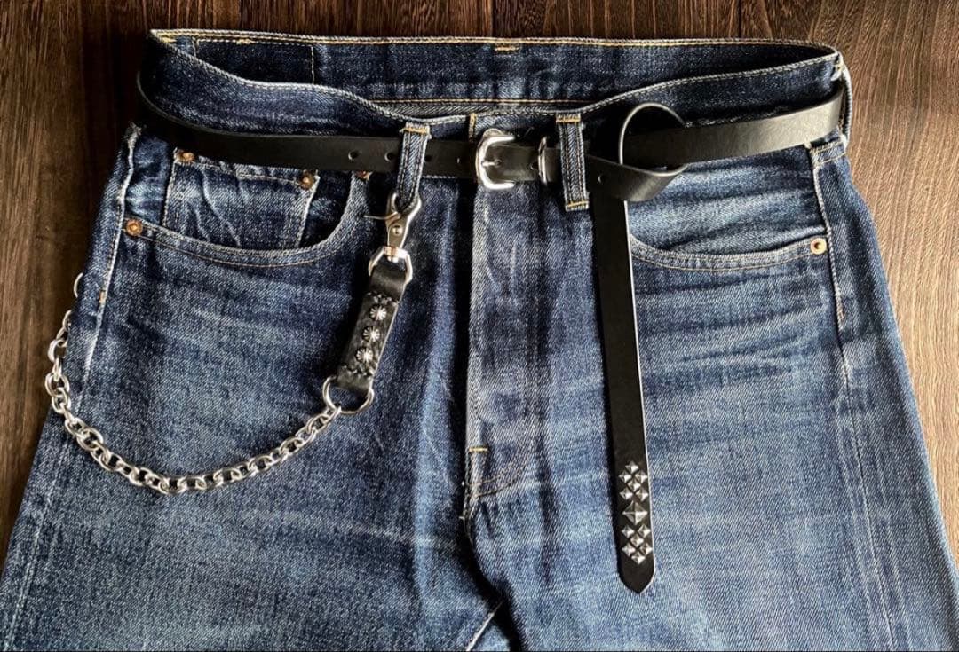 スタッズナローロングベルト　シルバーピラミッド　ミッスーリ