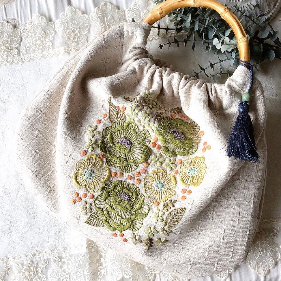 レトロフラワーのバンブーバック　手刺繍　ハンドメイド