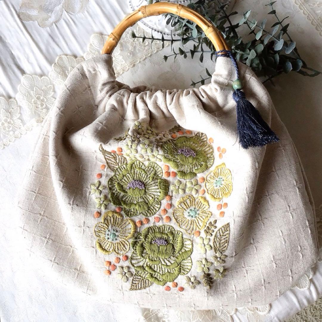 レトロフラワーのバンブーバック　手刺繍　ハンドメイド