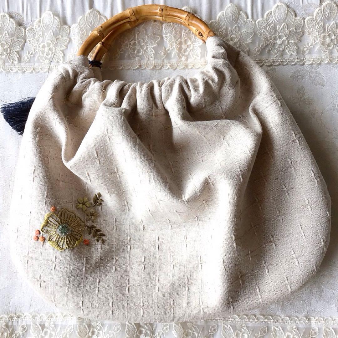レトロフラワーのバンブーバック　手刺繍　ハンドメイド