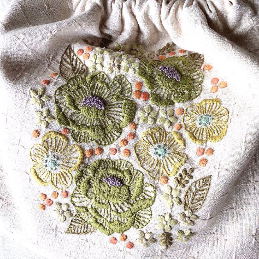 レトロフラワーのバンブーバック　手刺繍　ハンドメイド