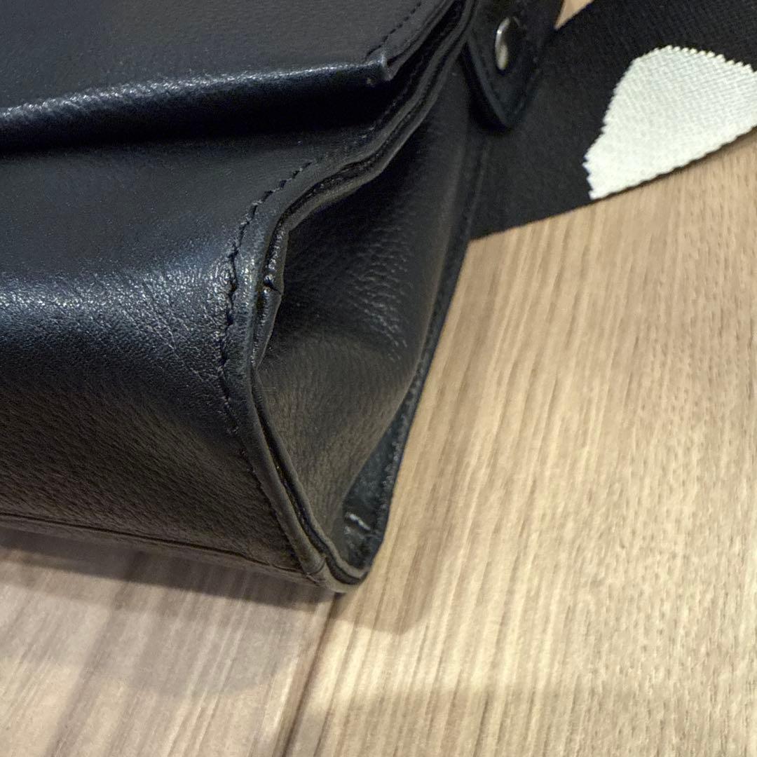 ear パピヨネ◾️本革　軽量470g ボディバッグ 黒 ドット柄ストラップ◾️