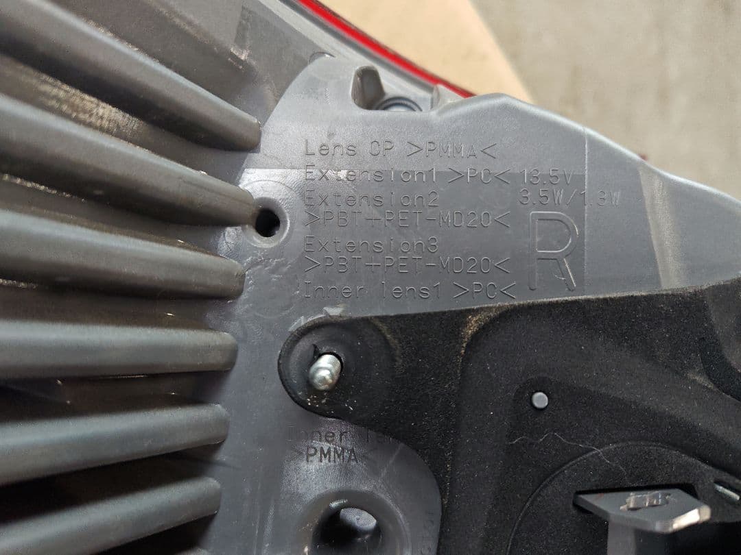 ２１０クラウン　テールランプ　右　外側