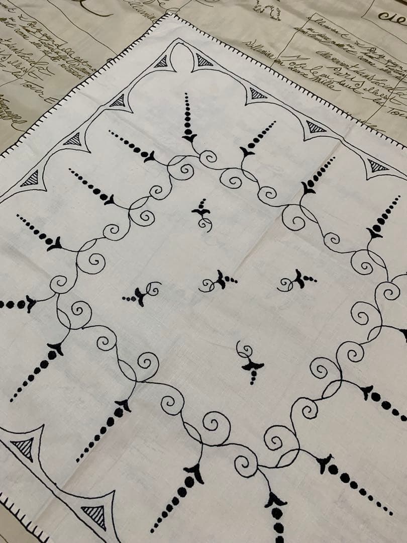 フランスアンティーク　モダンに黒糸で刺繍されたアール・ヌーヴォーの雰囲気が最高