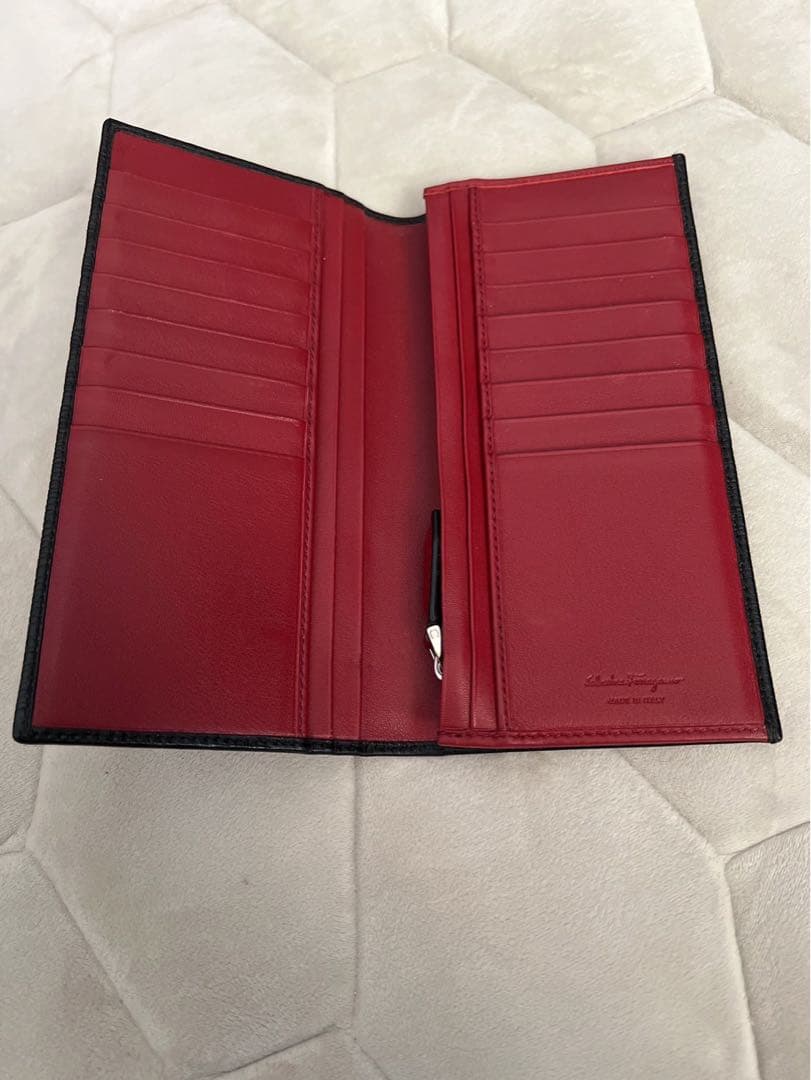 ゲ*ー様 Salvatore Ferragamo ブラック長財布
