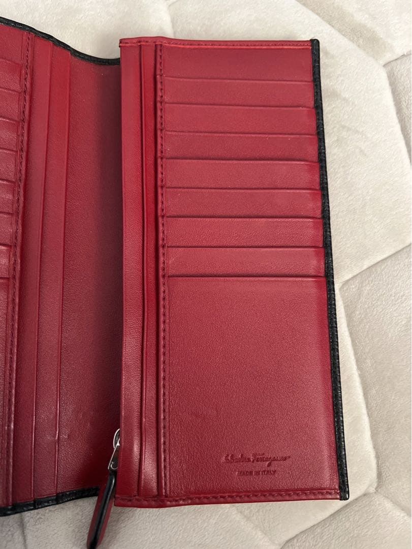 ゲ*ー様 Salvatore Ferragamo ブラック長財布