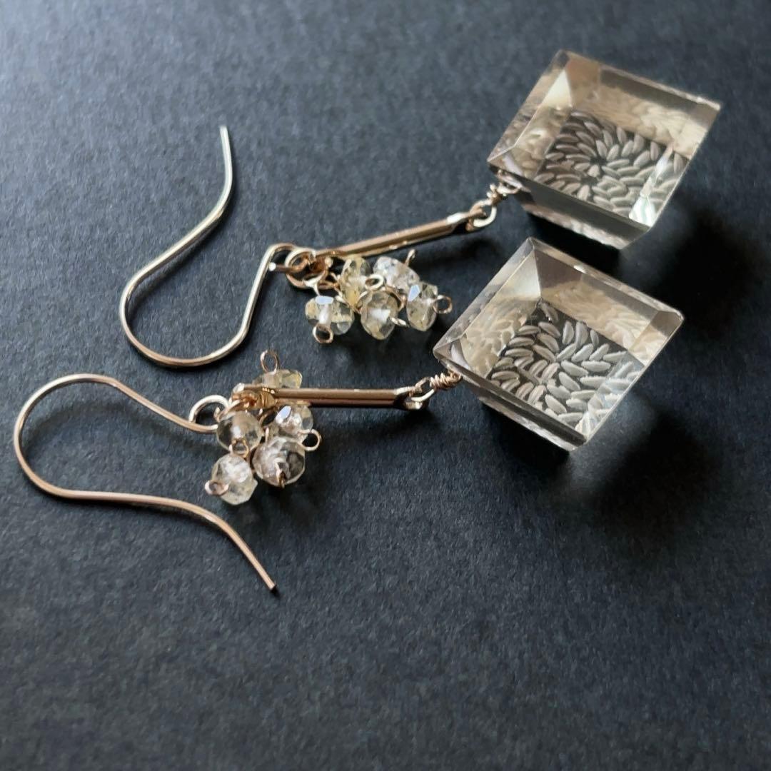 C17 シャンパンクォーツ宝石キューブピアス