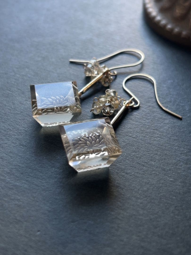 C17 シャンパンクォーツ宝石キューブピアス