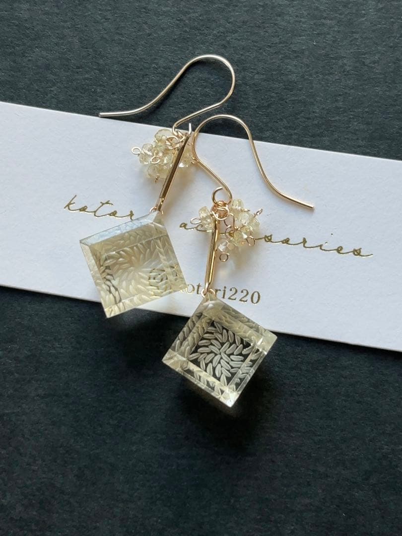 C17 シャンパンクォーツ宝石キューブピアス