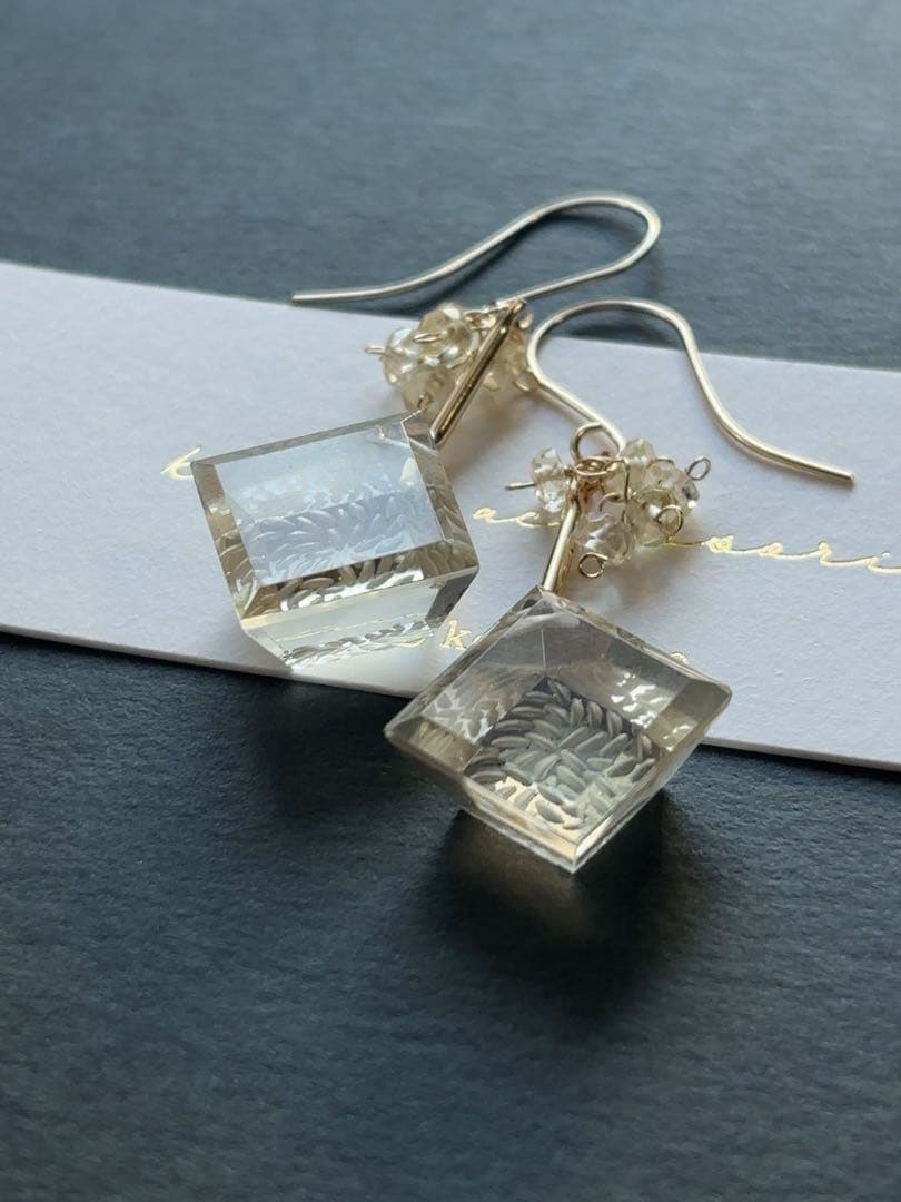 C17 シャンパンクォーツ宝石キューブピアス