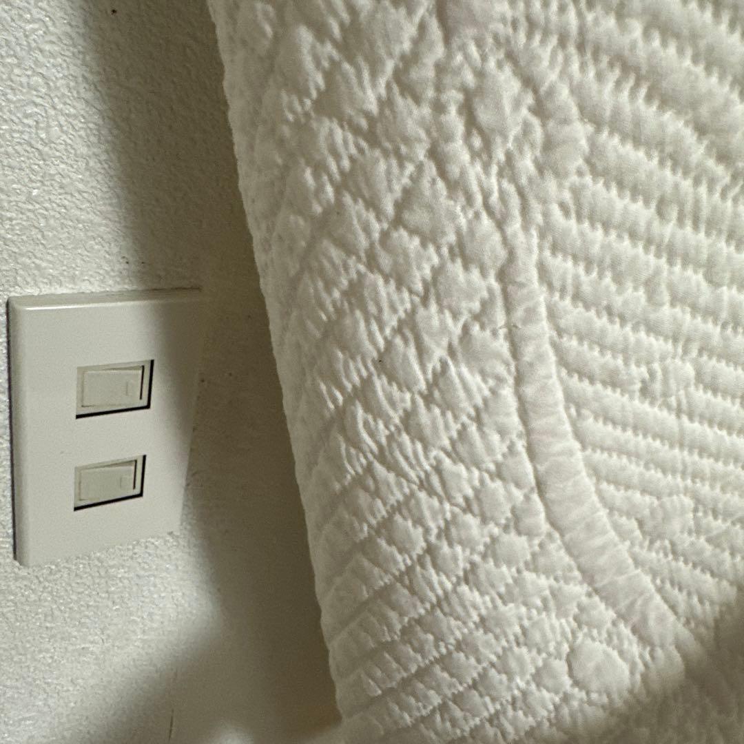 ハンドメイドホワイトキルトのタペストリー