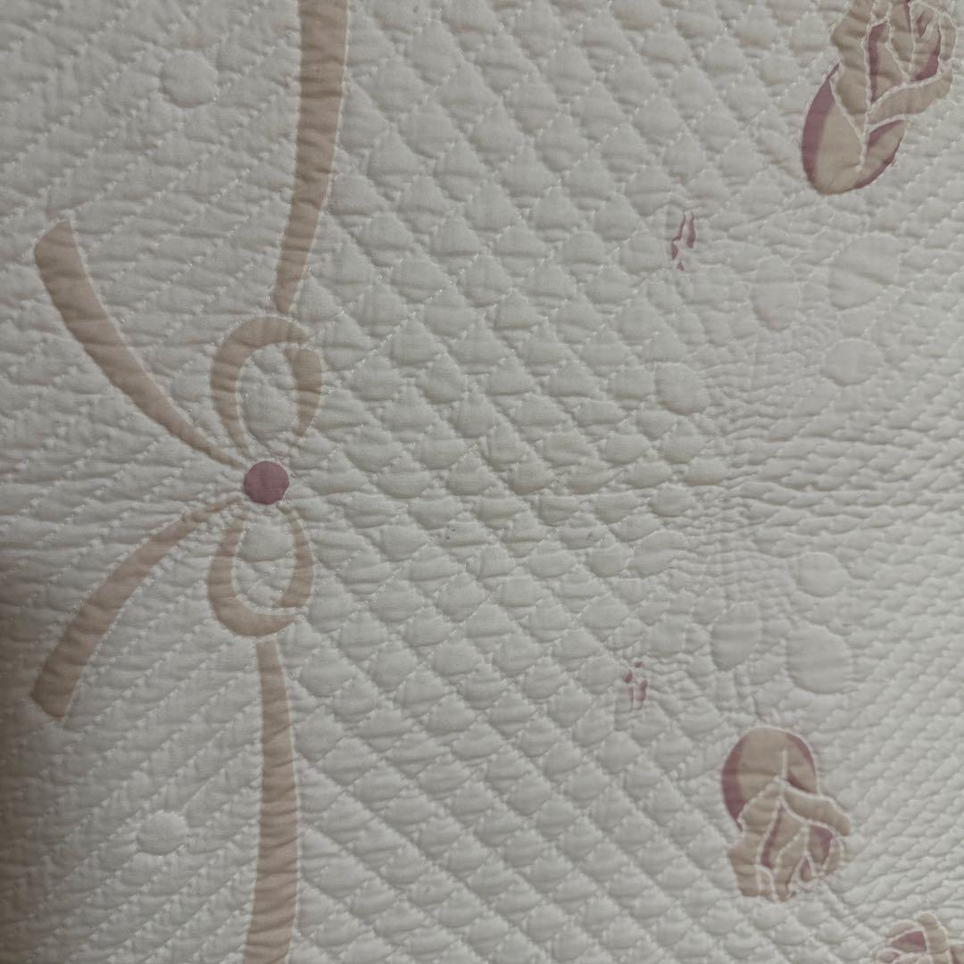 ハンドメイドホワイトキルトのタペストリー