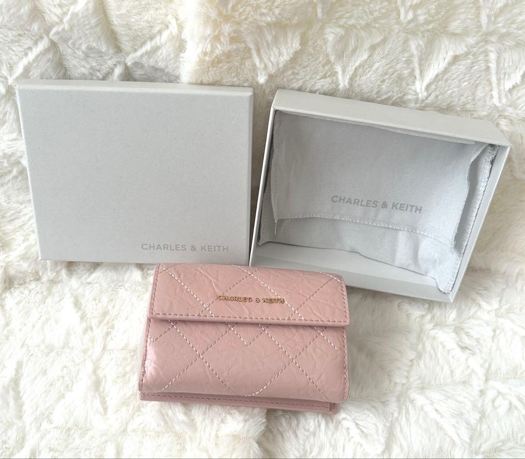 CHARLES & KEITHドゥオ キルトフォルドオーバー ウォレット ピンク
