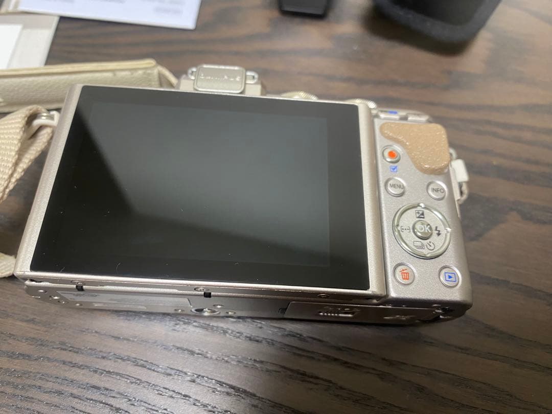 OLYMPUS PEN E-PL8 ブラウン　カメラ