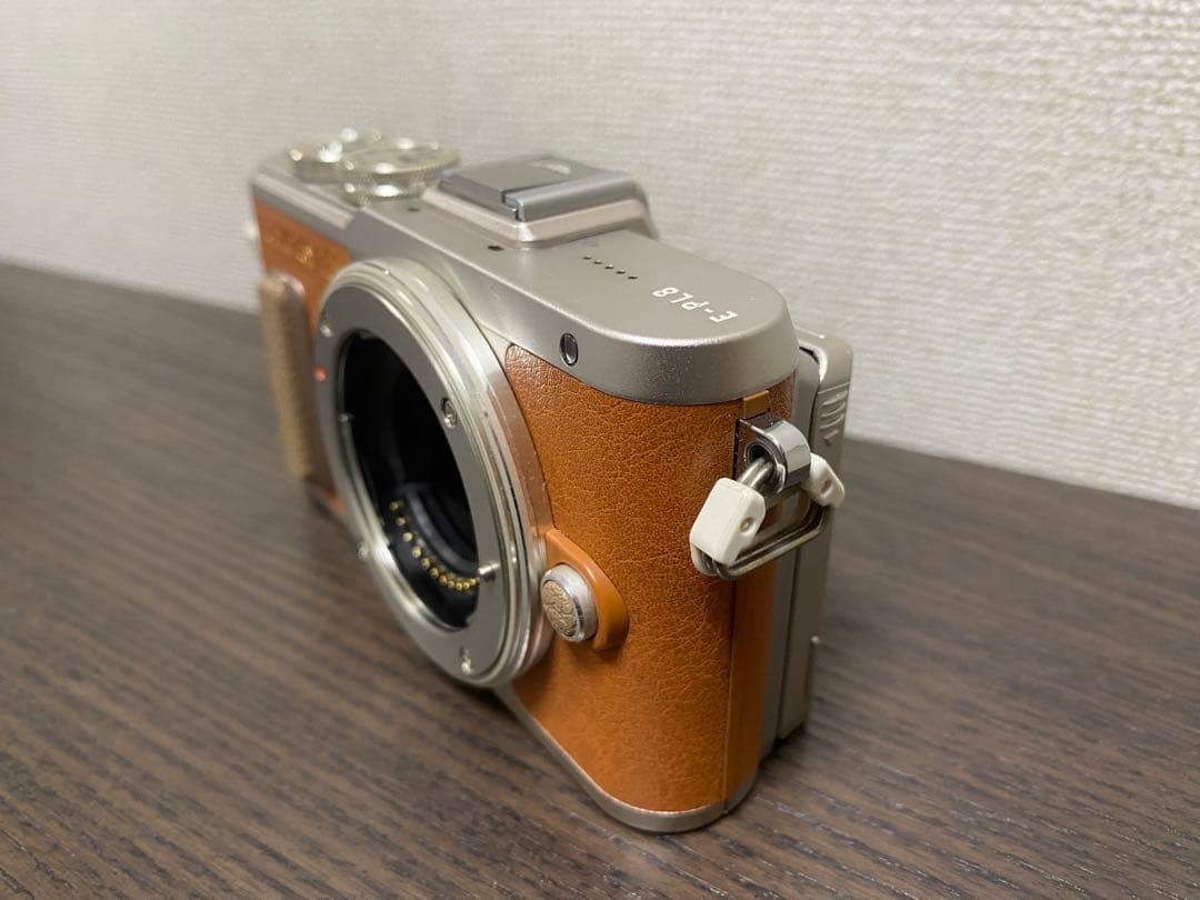OLYMPUS PEN E-PL8 ブラウン　カメラ