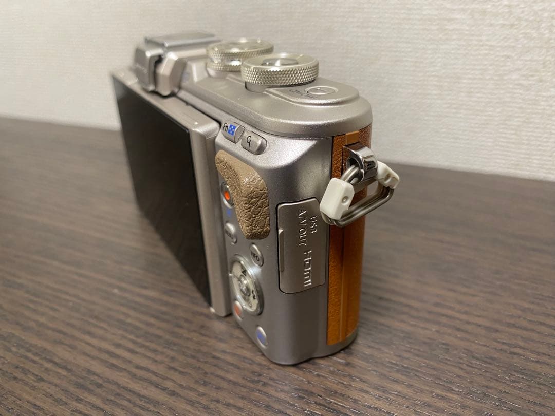 OLYMPUS PEN E-PL8 ブラウン　カメラ