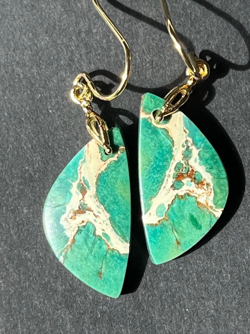 ビーゲンキ　14kgf 小ぶりなグリーンセディメントジャスパー ピアス